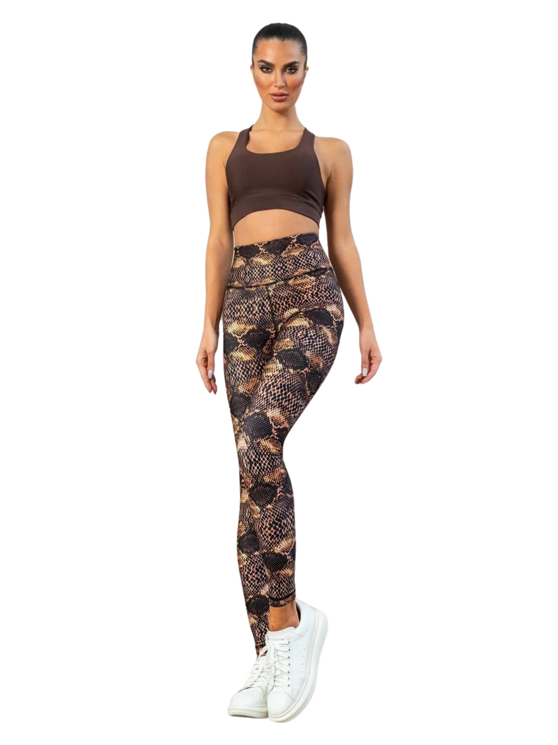 Person in einem braunen bauchfreien Top und 411 High Waist Leggings in Braun von Lismina, posiert mit weißen Turnschuhen.
